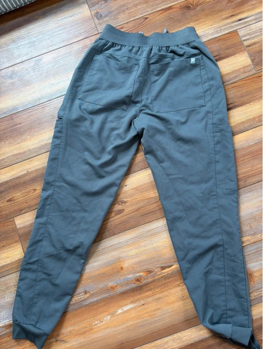 Fabletics grey scrub set joggers size XS - Picture 5 of 5
